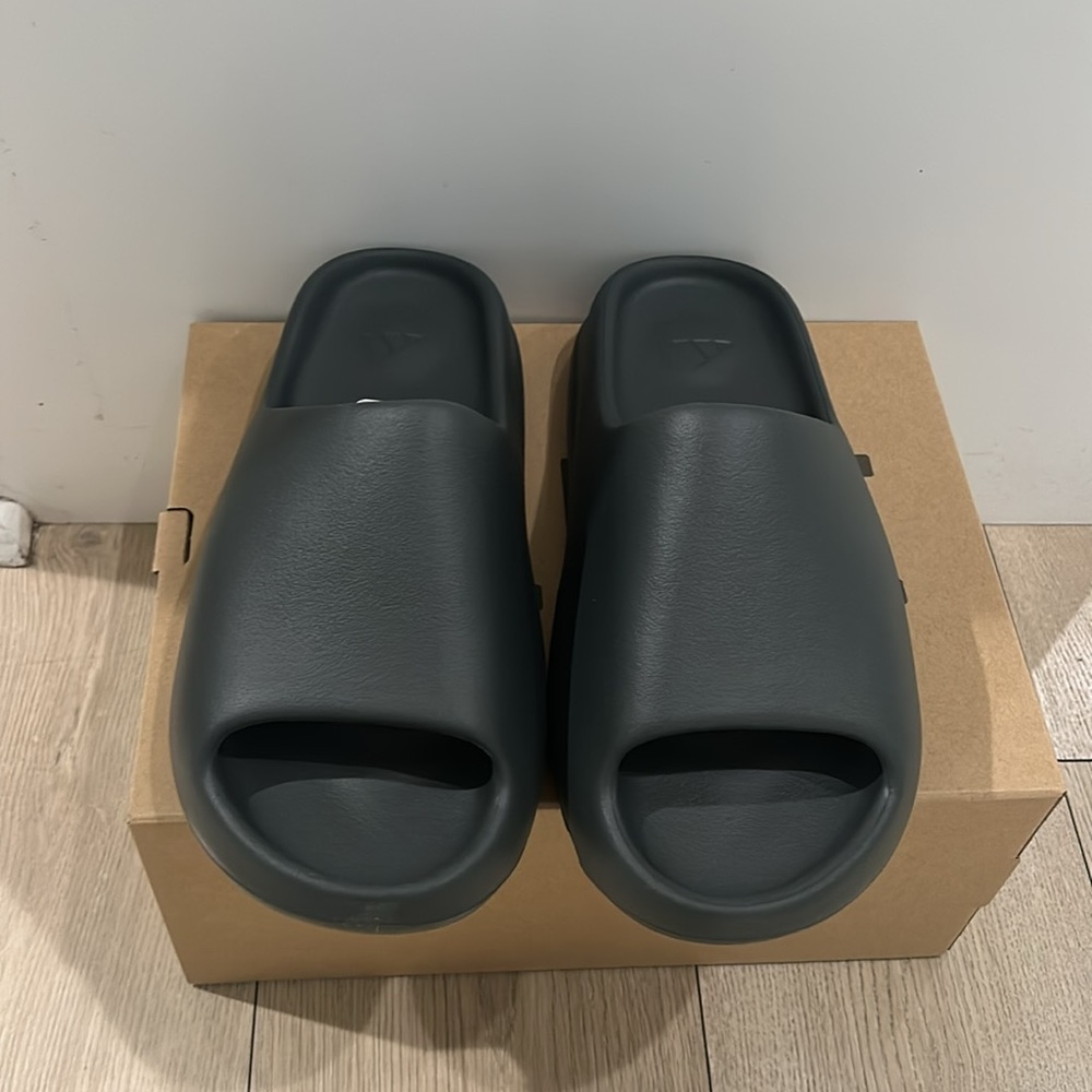 Black/Onyx Yeezy Slides
